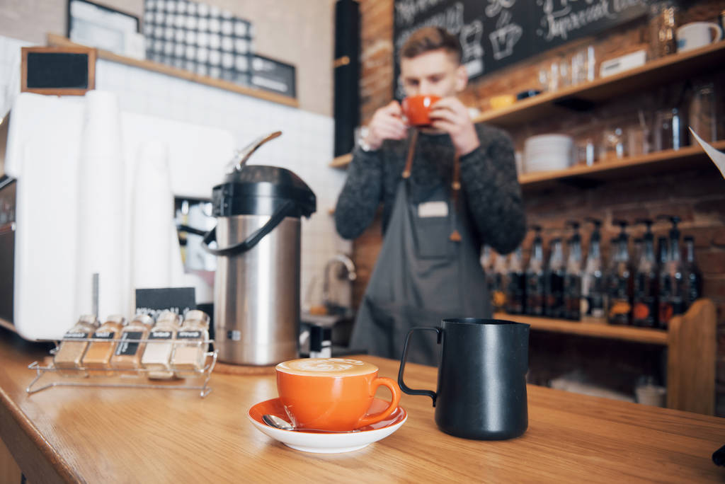 Barista Bereid koffie werkorder concept. Koffiepauze op de werkplek - Foto, afbeelding