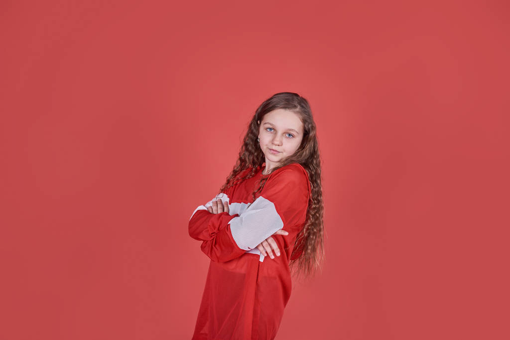 Молода міська жінка танцює на червоному тлі, сучасна струнка дівчина-підліток хіп-хоп
. - Фото, зображення