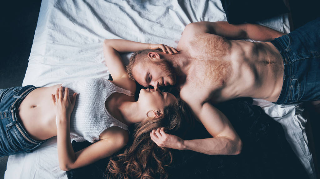Портрет счастливой молодой пары, отдыхающей в уютной постели
. - Фото, изображение