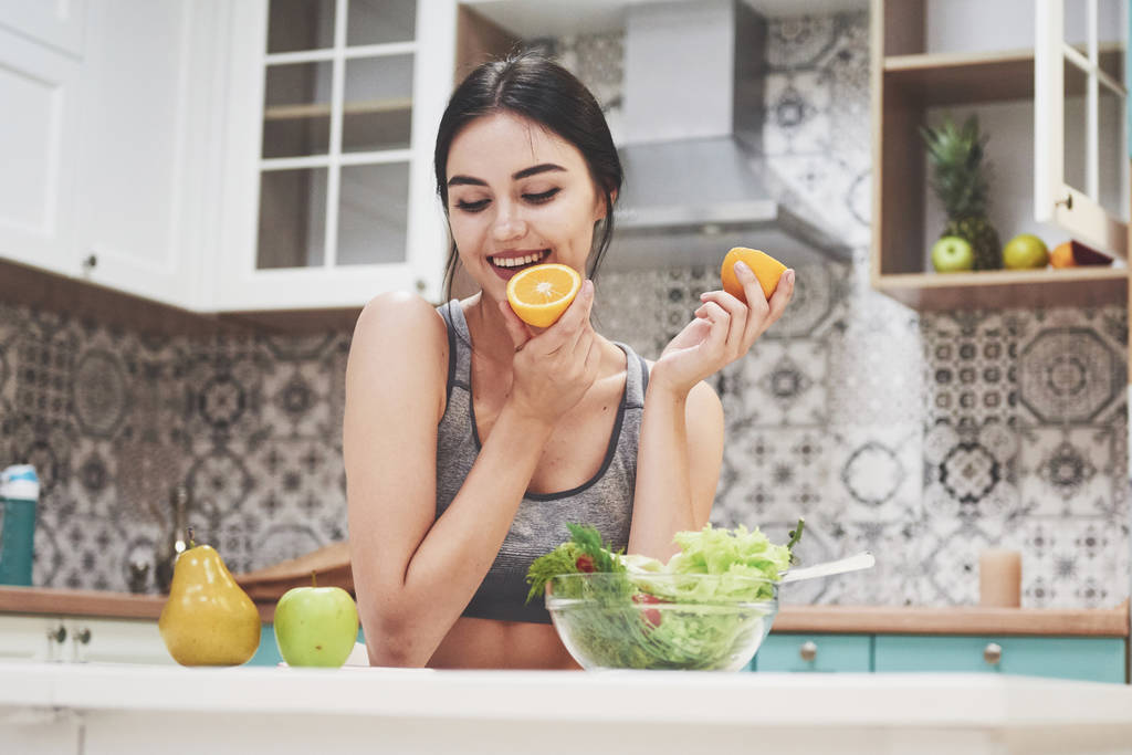 Bella donna con cibo sano frutta in cucina
 - Foto, immagini