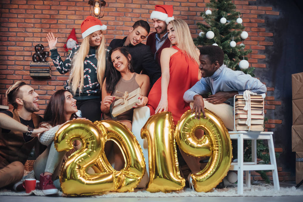 Группа весёлых старых друзей общаются друг с другом. Новый 2019 год приближается. Празднуйте Новый год в уютной домашней атмосфере
. - Фото, изображение