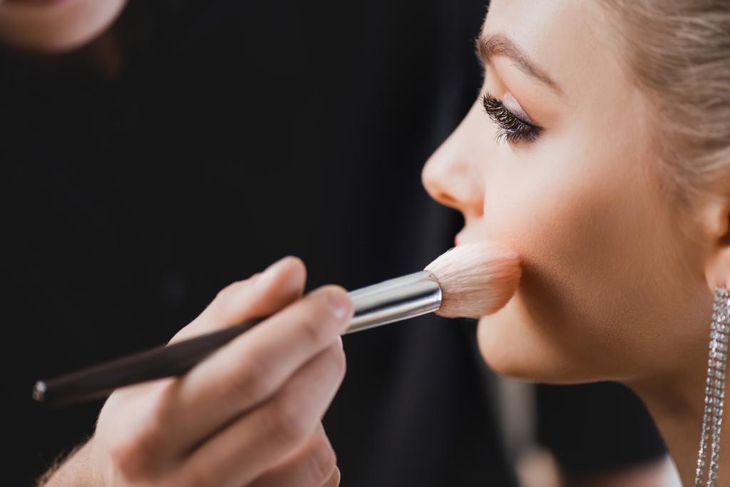 cropped άποψη του Makeup Artist κάνει μακιγιάζ σε ελκυστικό μοντέλο στα παρασκήνια - Φωτογραφία, εικόνα