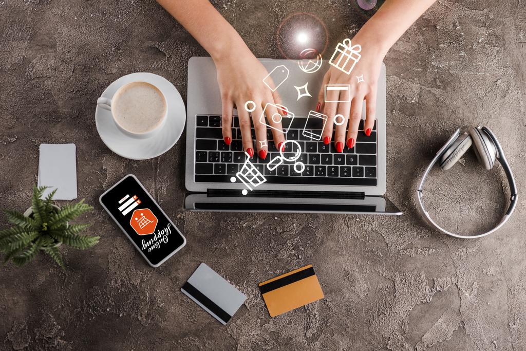 widok z góry kobieta za pomocą laptopa w pobliżu smartfona, filiżanka kawy, roślin, słuchawki karty kredytowe i ilustracja, e-commerce koncepcja - Zdjęcie, obraz