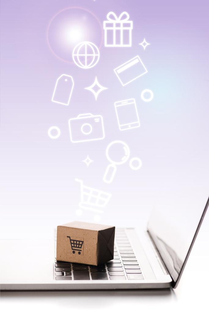 caixa de brinquedo no teclado do laptop perto ilustração em branco, conceito de e-commerce
 - Foto, Imagem