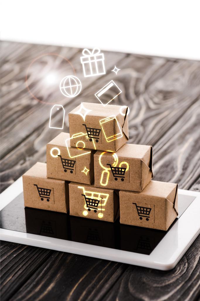 cajas de cartón de juguete en tableta digital cerca de la ilustración, concepto de comercio electrónico
 - Foto, Imagen