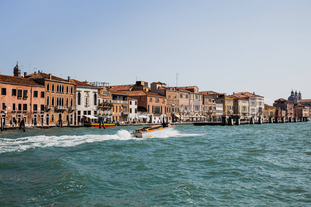 Βενετία, Ιταλία - 24 Σεπτεμβρίου 2019: Μηχανοκίνητο σκάφος που επιπλέει στο μεγάλο κανάλι της Βενετίας, Ιταλία  - Φωτογραφία, εικόνα