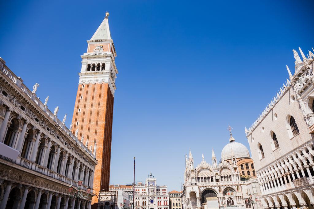 Niski kąt widzenia St Mark Bell Tower i Bazylika św. Marka w Wenecji, Włochy  - Zdjęcie, obraz