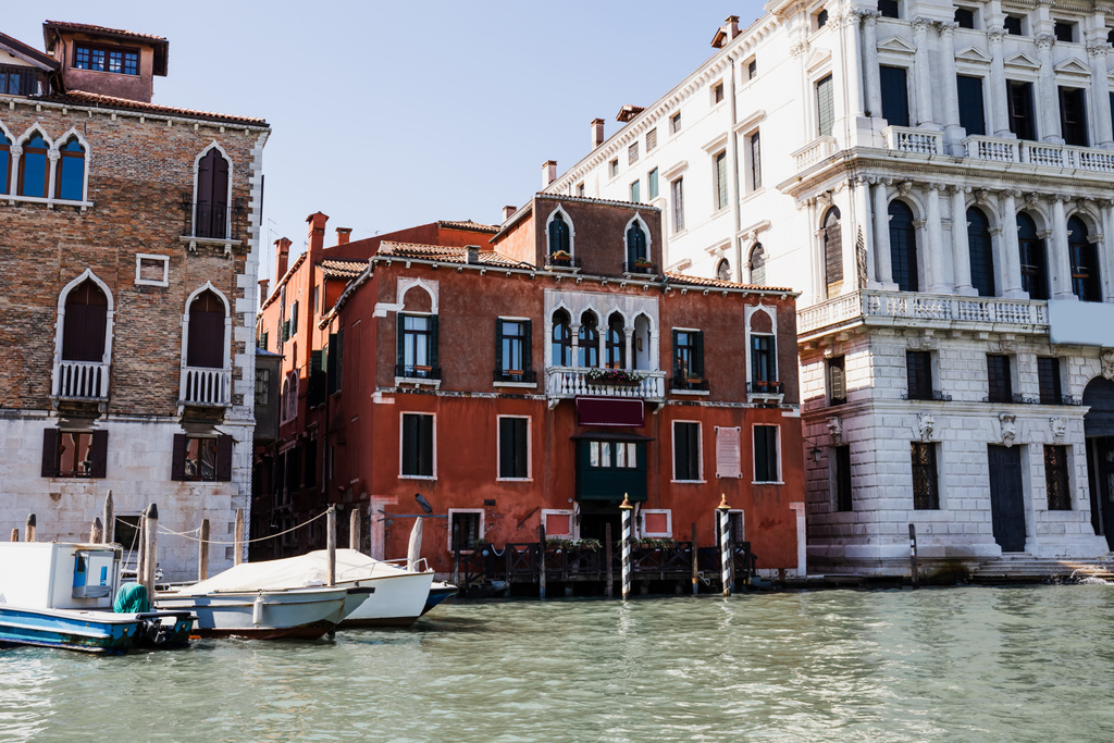 rzeka z łodziami motorowymi w pobliżu starożytnych budynków w Wenecji, Włochy  - Zdjęcie, obraz
