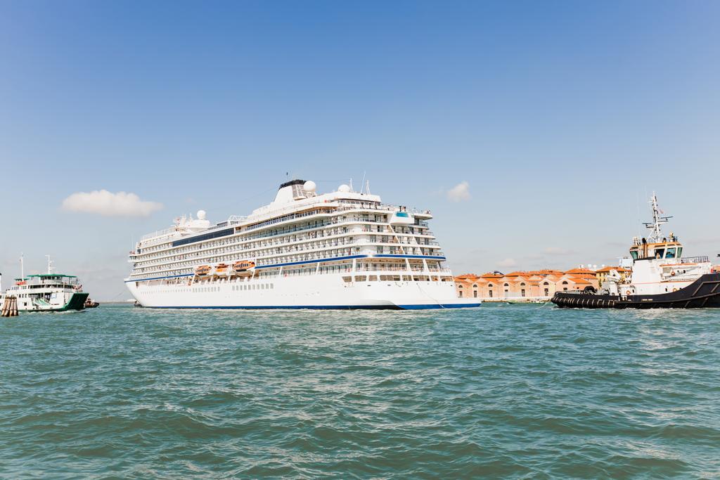 ヴェネツィア,イタリアの川に浮かぶクルーズ船と船  - 写真・画像