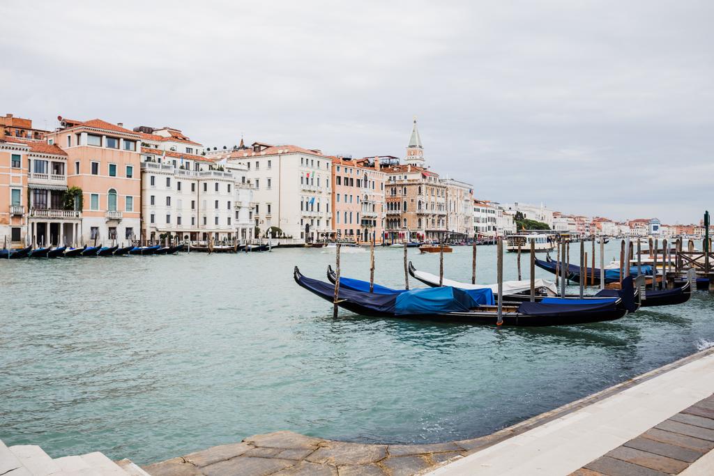 Канал з гондолами та старовинними будівлями Венеції (Італія).  - Фото, зображення