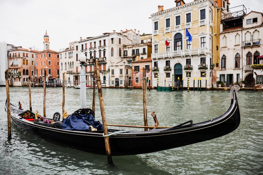 κανάλι με γόνδολα και αρχαία κτίρια στη Βενετία, Ιταλία  - Φωτογραφία, εικόνα