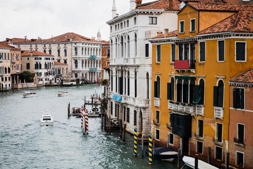 пари, що плавають на каналі, мають стародавні будівлі у Венеції (Італія).  - Фото, зображення