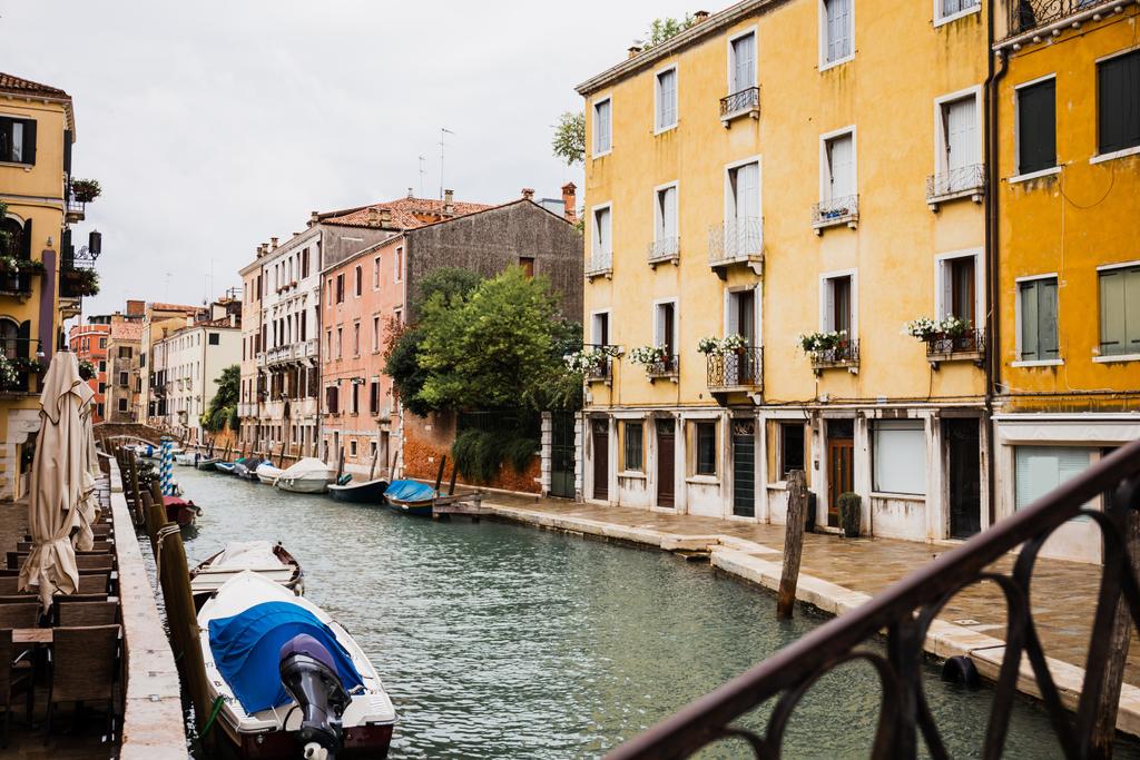 motorcsónakok közelében ókori és világos épületek Velence, Olaszország  - Fotó, kép