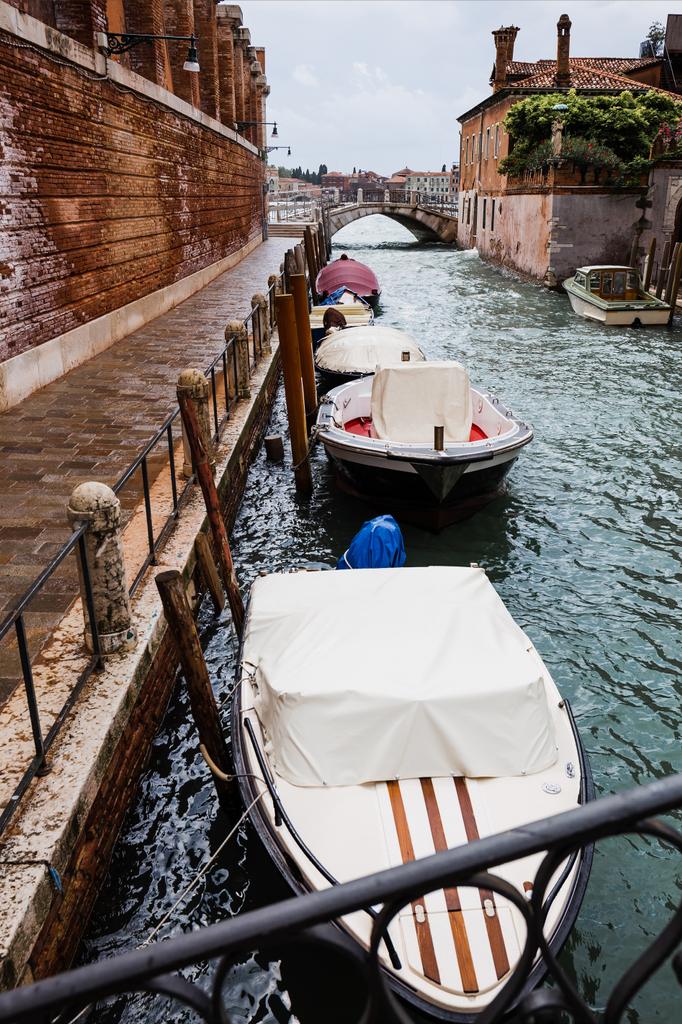 canal, barcos a motor y edificios antiguos en Venecia, Italia
  - Foto, imagen
