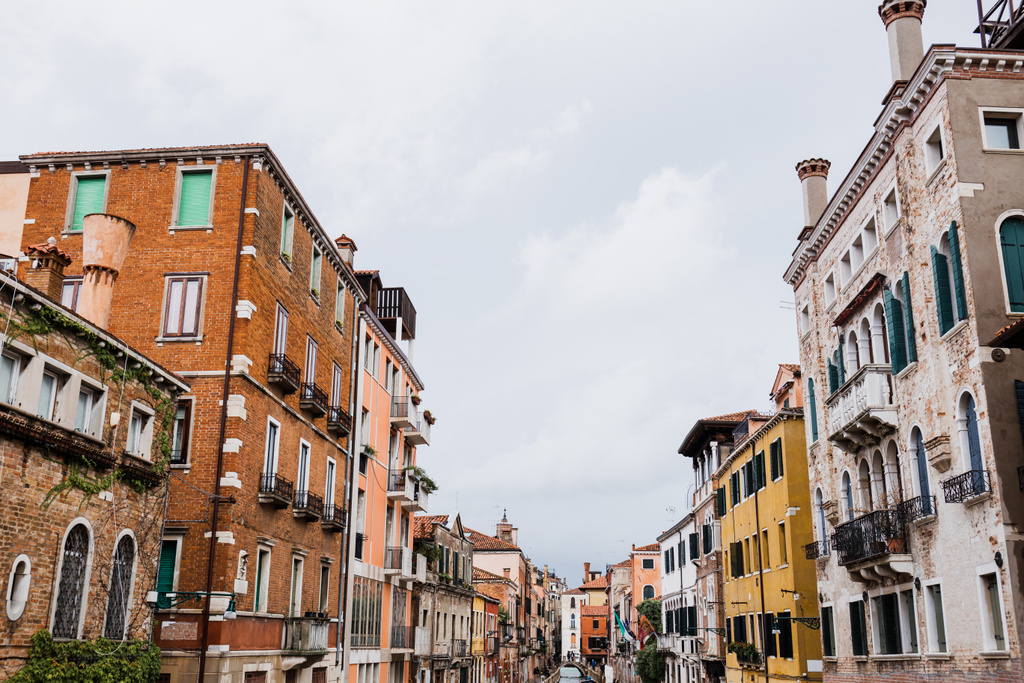 αρχαία και πολύχρωμα κτίρια με φυτά στη Βενετία, Ιταλία  - Φωτογραφία, εικόνα