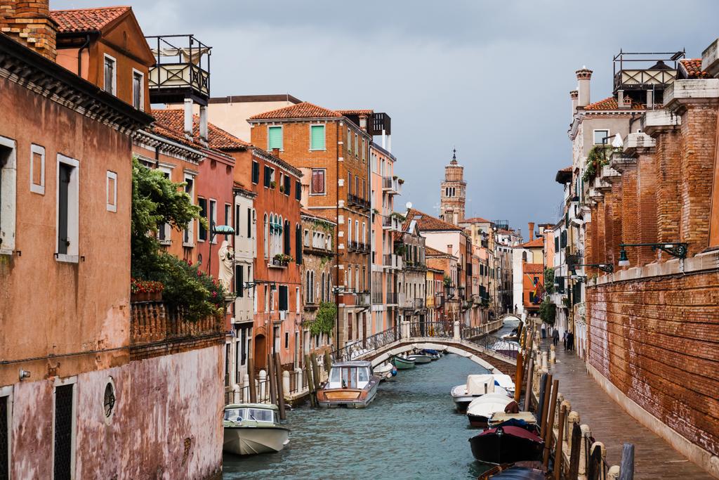 İtalya, Venedik 'te kanal, motorlu tekneler ve antik binalar üzerindeki köprü  - Fotoğraf, Görsel