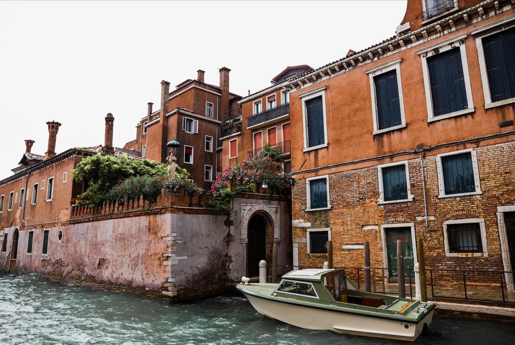 csatorna, motorcsónak és régi épületek Velence, Olaszország  - Fotó, kép