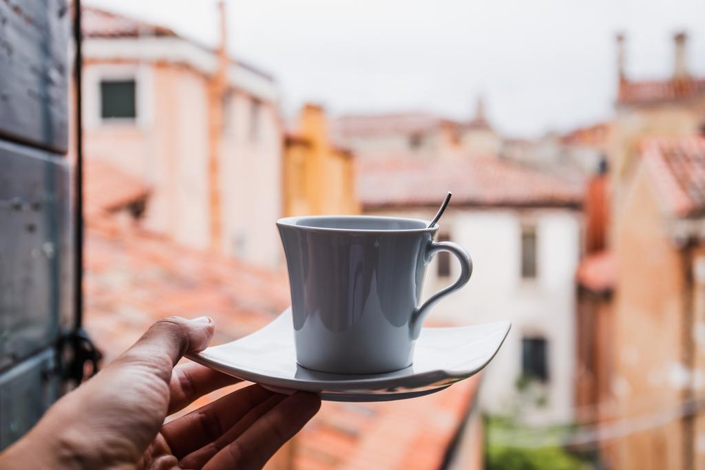 oříznutý pohled na ženu držící šálek kávy v Benátkách, Itálie  - Fotografie, Obrázek