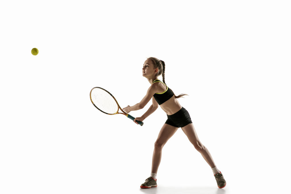 白人の背景に隔離されたテニスをしている小さな白人の女の子 - 写真・画像