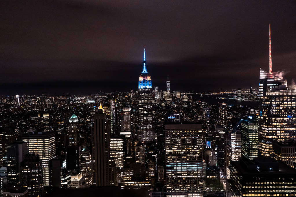New York egy lensball, New York belsejében kristálygömb, USA éjszakai városkép, kilátás az Empire State Building Manhattan, éjszakai városkép New York fekete-fehér fotózás - Fotó, kép