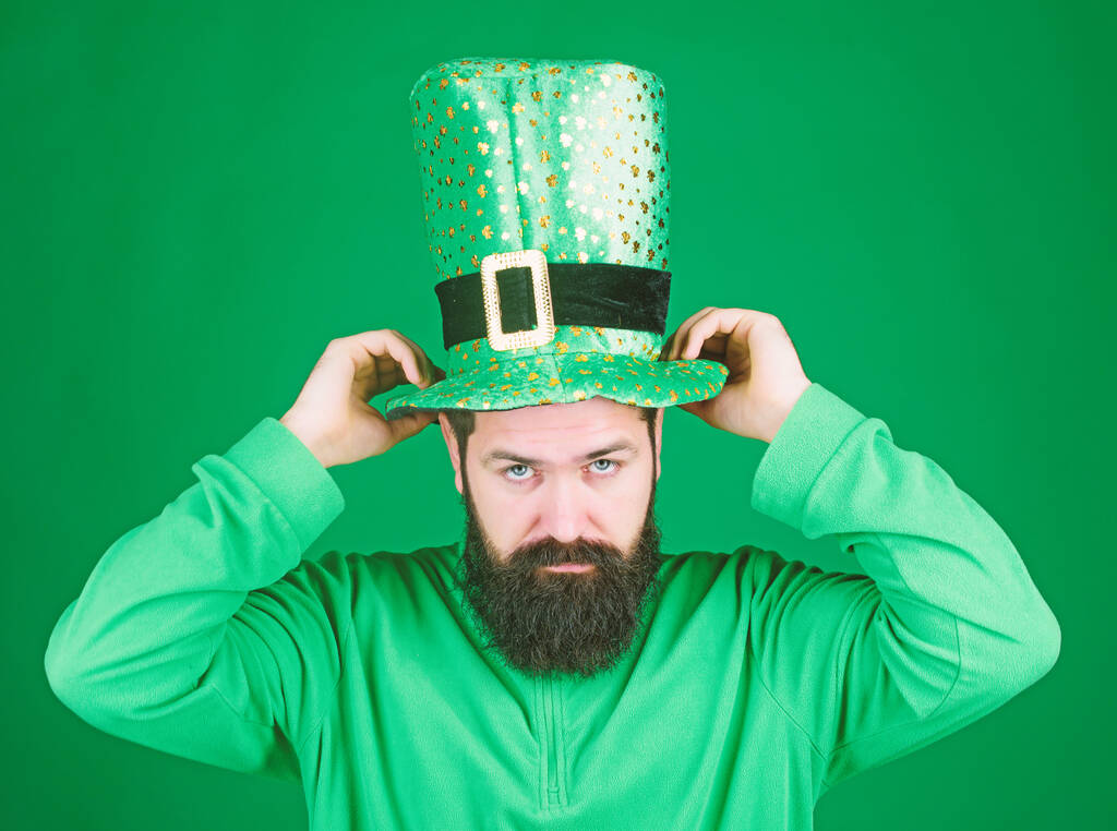 L'élévation du vert. Hipster en costume de lutin touchant chapeau. Un Irlandais barbu en vert. Homme barbu célébrant saint patricks jour. Bonne fête des saints patricks
 - Photo, image