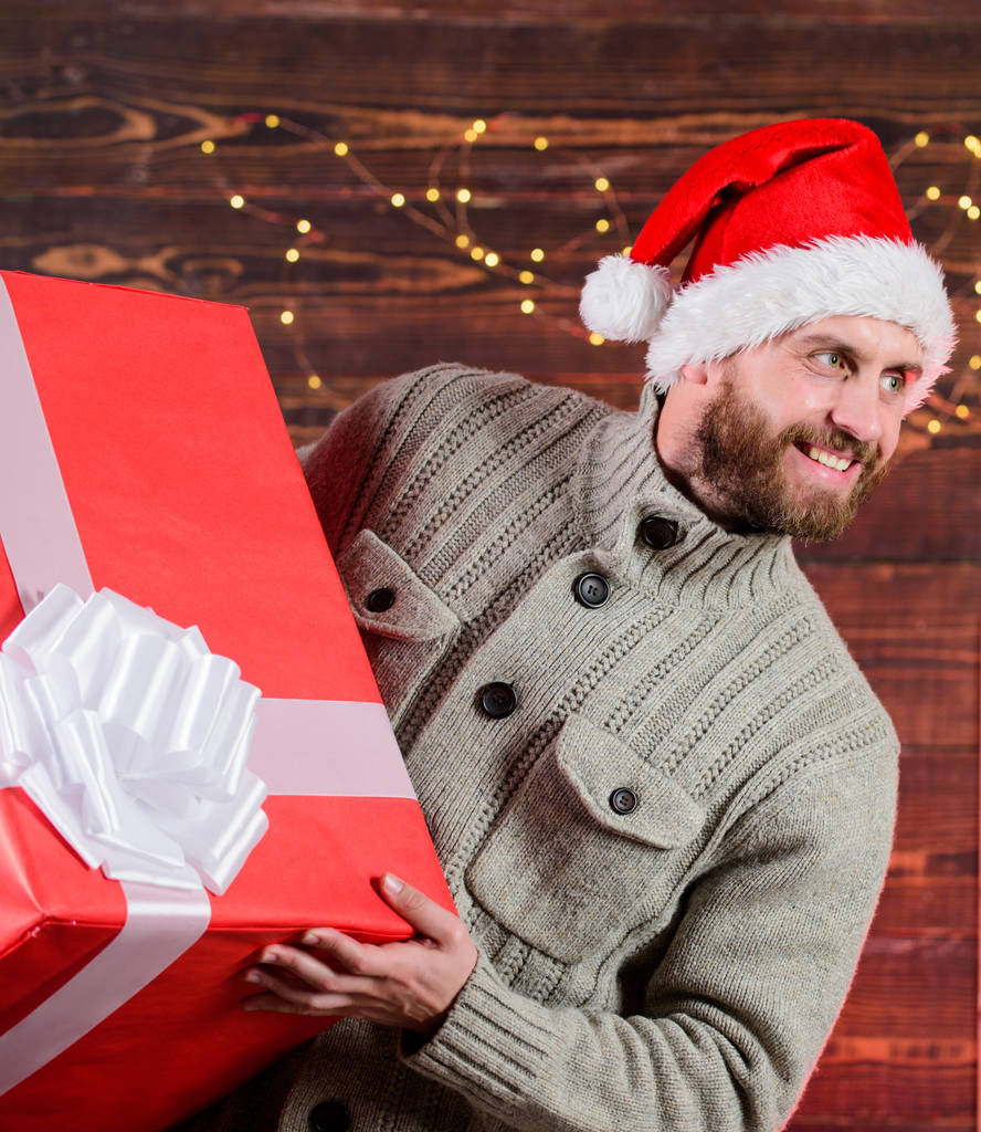 donáška dárků. šťastný muž s vousatým kloboukem. dárek pro tebe. jen můj. výhodná nabídka zimních slev. Vánoční nákupy. Jaké překvapení. dárek na nový rok. muž drží obrovský dar - Fotografie, Obrázek