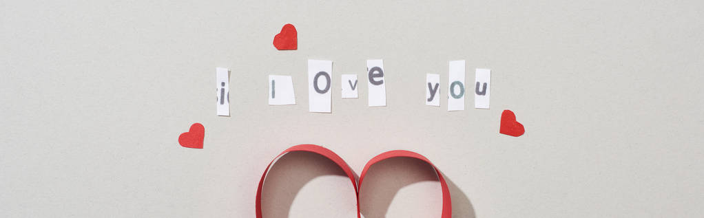 Top view of i love you literowanie z papierowych serc na szarym tle, panoramiczne ujęcie - Zdjęcie, obraz
