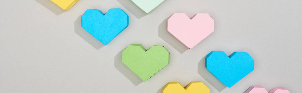 Κάτοψη διακοσμητικών χαρτιών σε σχήμα καρδιάς σε γκρι φόντο, πανοραμικό πλάνο - Φωτογραφία, εικόνα