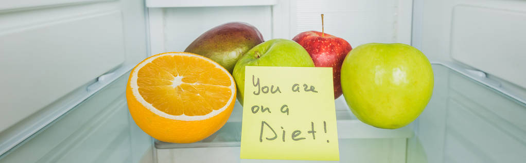 Buzdolabındaki taze meyvelerin panoramik görüntüsü kartın üzerinde diyet yazılıdır. - Fotoğraf, Görsel
