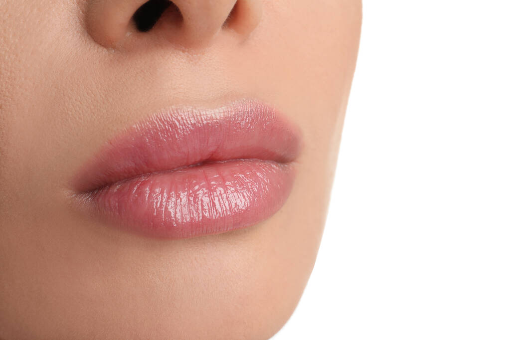 Mulher com belos lábios cheios no fundo branco, close-up
 - Foto, Imagem