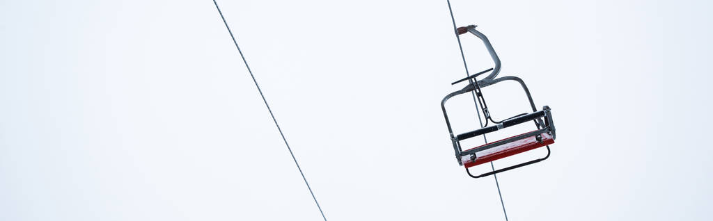 siège de levage de gondole sur fond de ciel blanc pur, panoramique
 - Photo, image