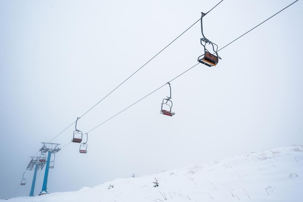 Karlı dağın sisli gondollu manzarası. - Fotoğraf, Görsel