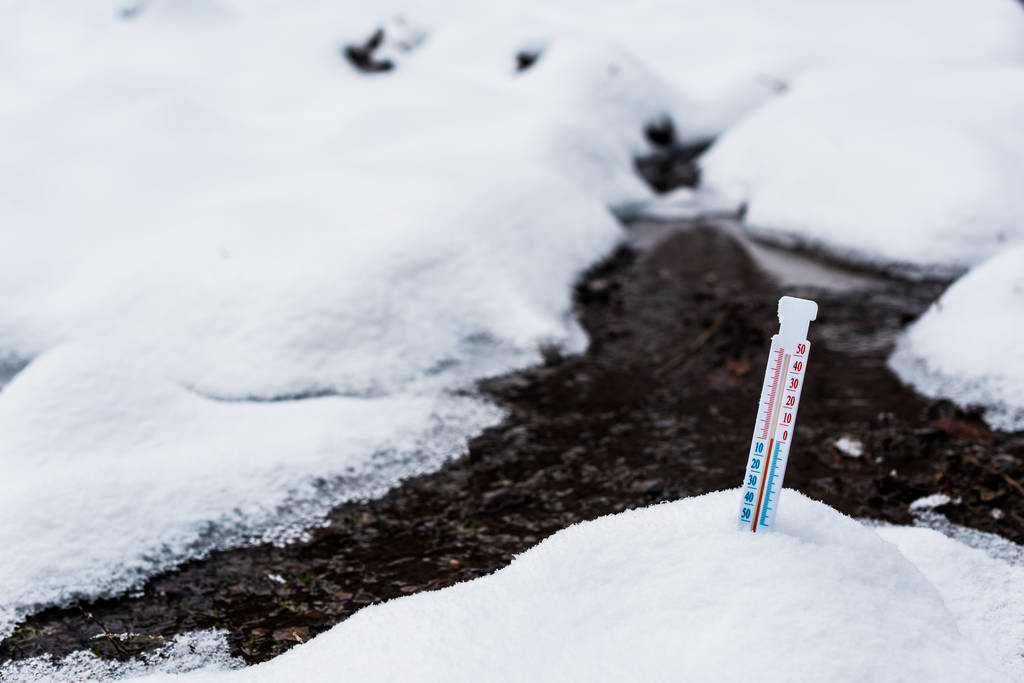 termômetro na neve perto de fluxo de montanha
 - Foto, Imagem