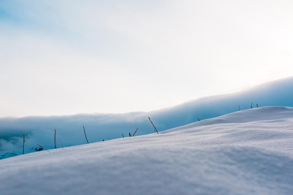 γραφική θέα των βουνών που καλύπτονται με χιόνι την ηλιόλουστη μέρα - Φωτογραφία, εικόνα