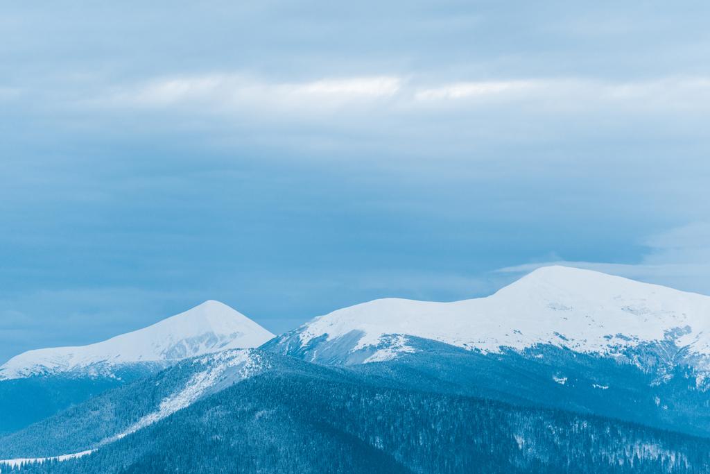γραφική θέα χιονισμένα βουνά και συννεφιασμένο ουρανό - Φωτογραφία, εικόνα