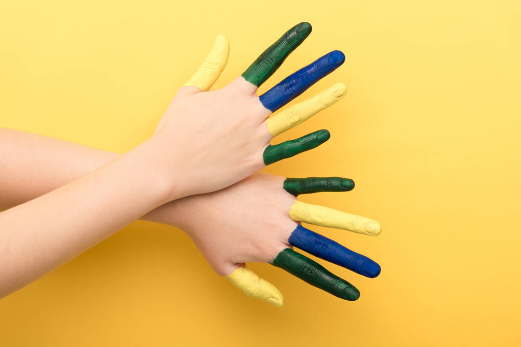 kivágott kilátás nő bemutató színes ujjak sárga háttér  - Fotó, kép
