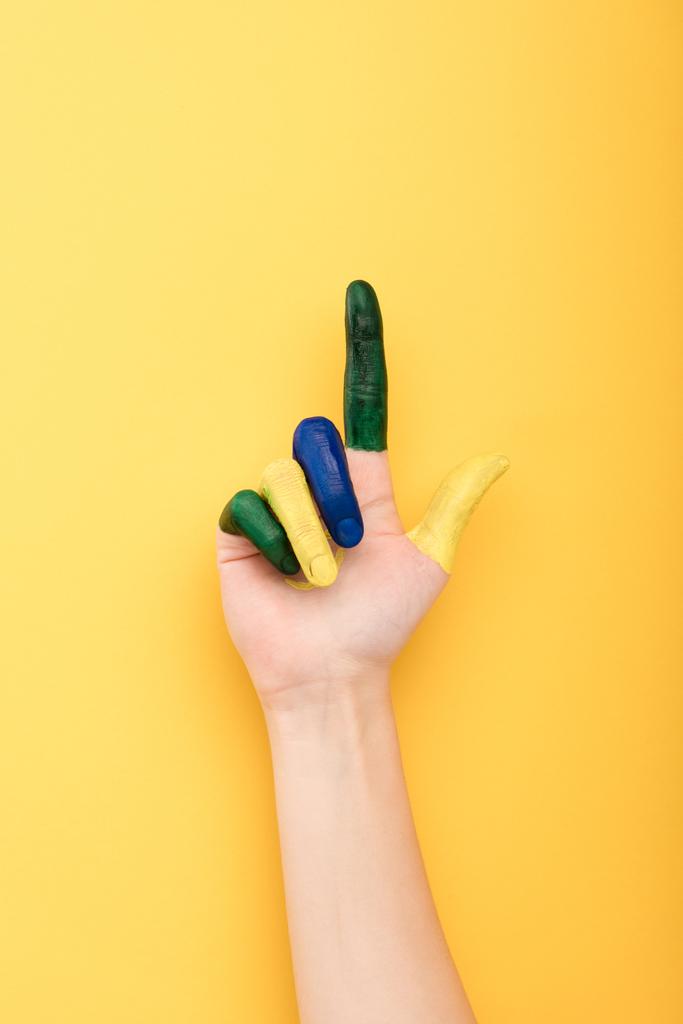 обрезанный вид женщины с красочными пальцами, показывающими идею жеста изолированы на желтый
  - Фото, изображение