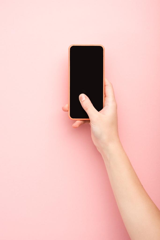 vue recadrée de femme tenant smartphone sur fond rose
  - Photo, image