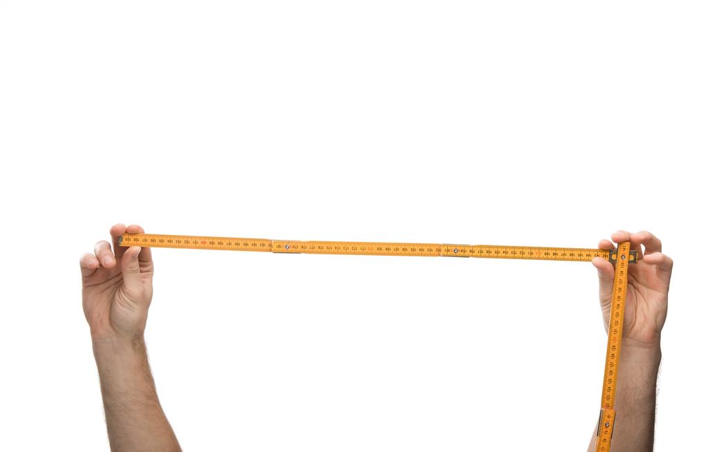 oříznutý pohled na muže držícího měřicí pásku izolovanou na bílém  - Fotografie, Obrázek