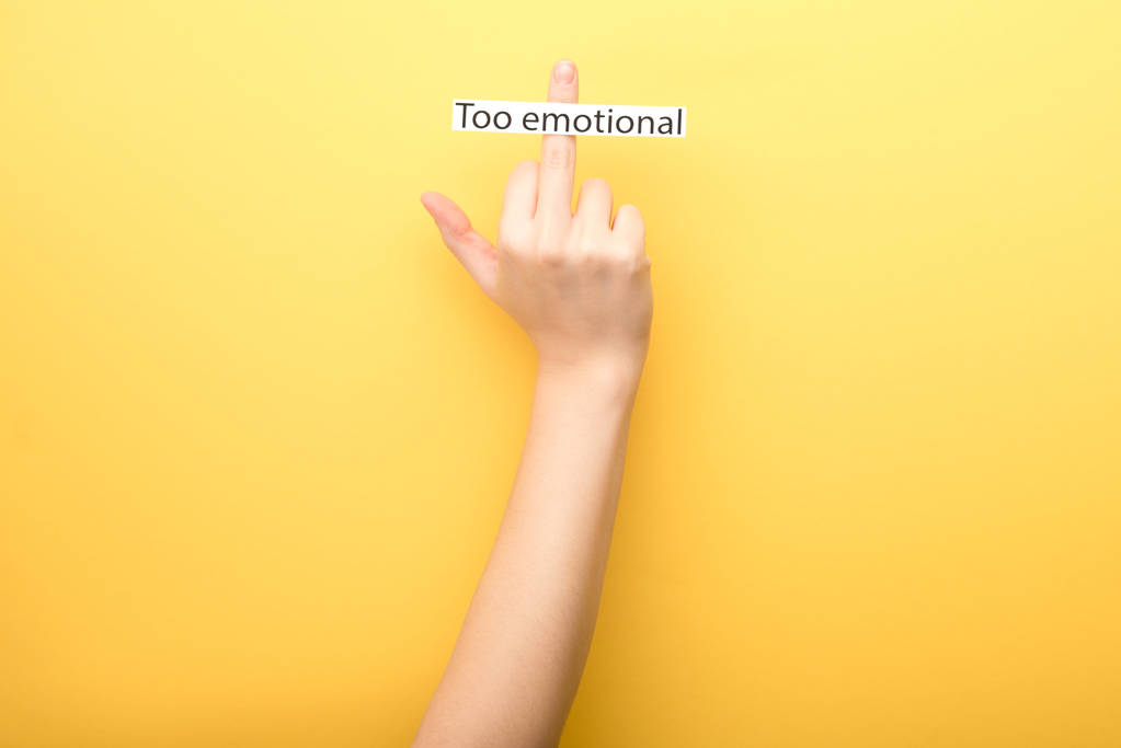 καλλιεργημένη άποψη της γυναίκας που δείχνει μεσαίο δάχτυλο με κάρτα πάρα πολύ συναισθηματική απομονώνονται σε κίτρινο - Φωτογραφία, εικόνα