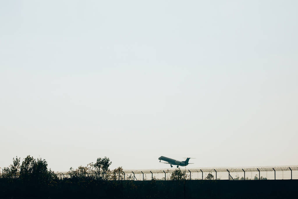 Repülőgép a repülőtéri kifutópályán naplementekor - Fotó, kép