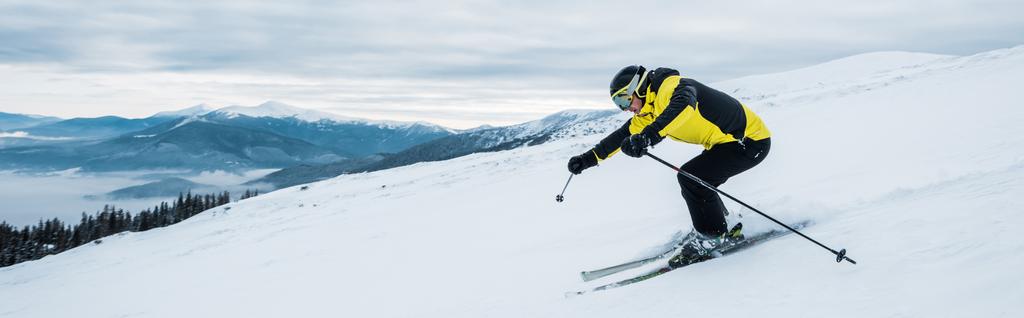 panoramiczne ujęcie narciarstwa sportowego na stoku w górach  - Zdjęcie, obraz