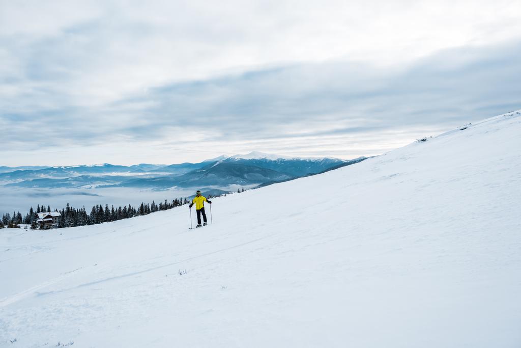 sciatore che tiene bastoni da sci durante lo sport in inverno
  - Foto, immagini