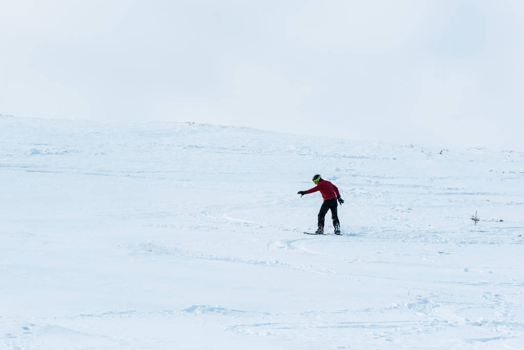 snowboardzista na stoku z białym śniegiem na zewnątrz  - Zdjęcie, obraz