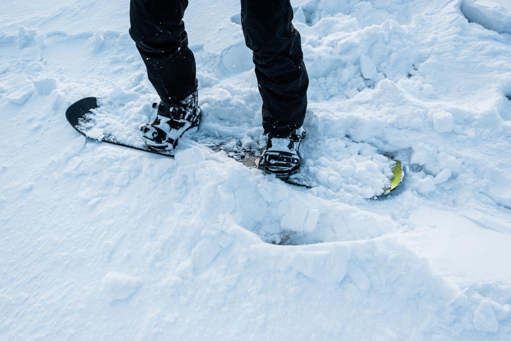 Kışın beyaz kar üzerinde giden snowboardcu manzarası  - Fotoğraf, Görsel
