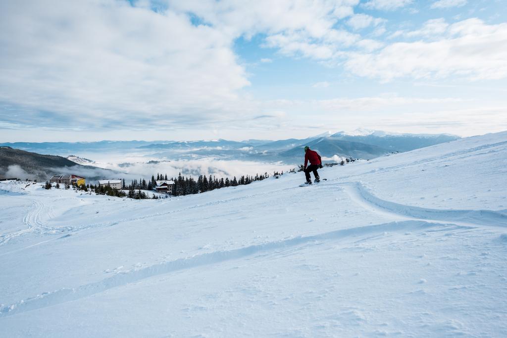 冬は白雪の斜面に乗るスノーボーダー  - 写真・画像