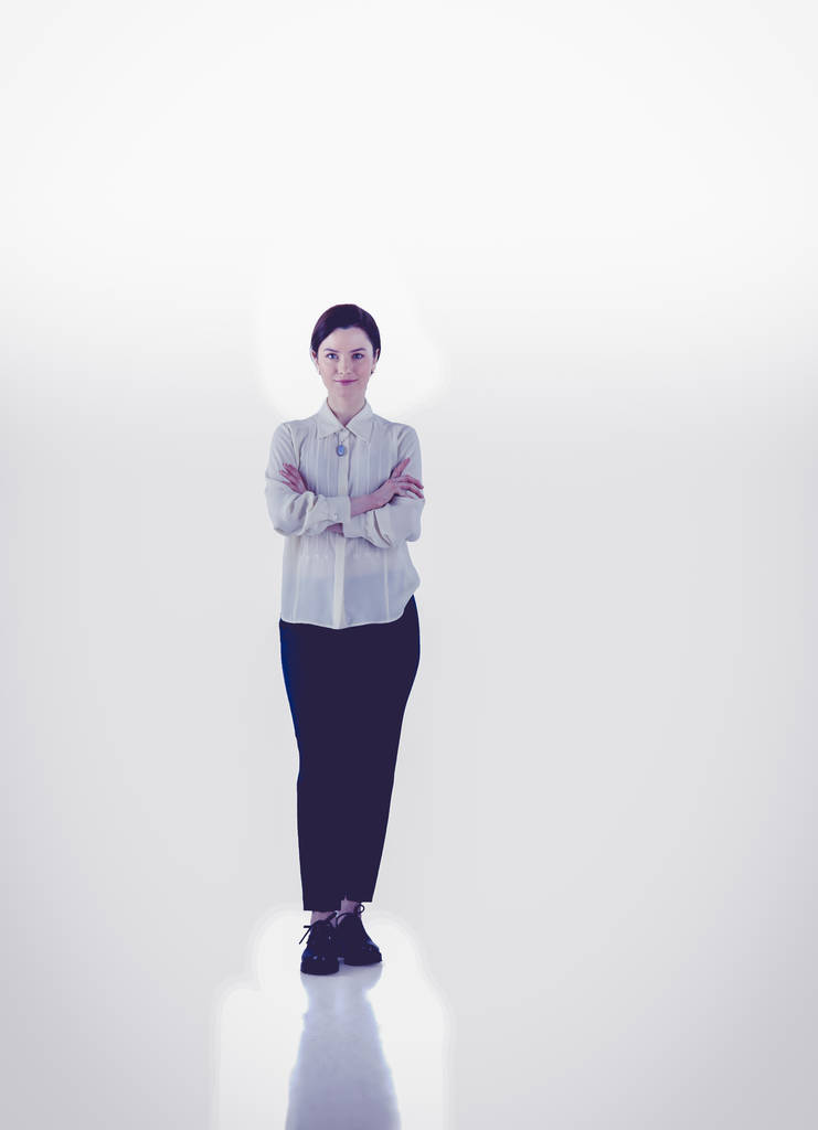 Ritratto di giovane donna allegra in piedi braccia incrociate su sfondo bianco - Foto, immagini