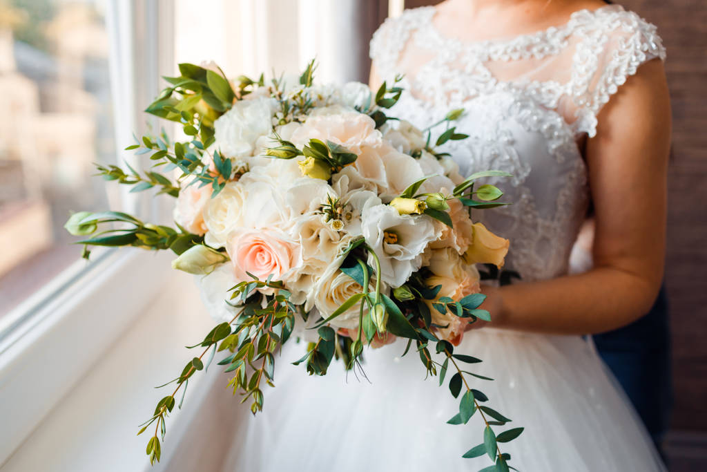 Κομψό κλασικό γαμήλιο μπουκέτο με τριαντάφυλλα για τη νύφη. Λουλούδια γάμου. - Φωτογραφία, εικόνα