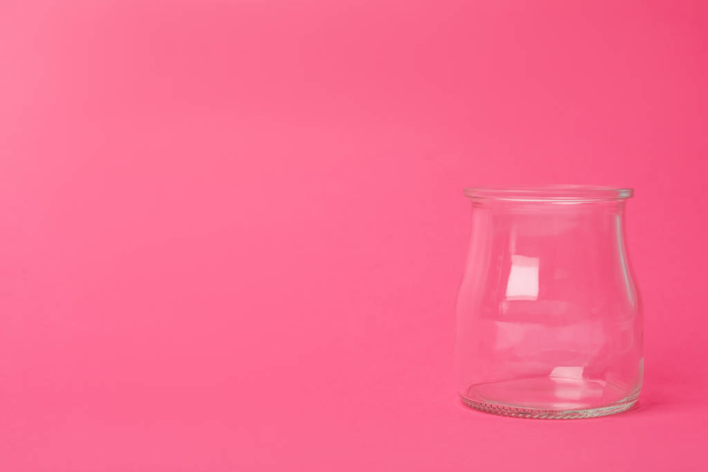 Відкрити порожню скляну банку на рожевому фоні, простір для тексту
 - Фото, зображення