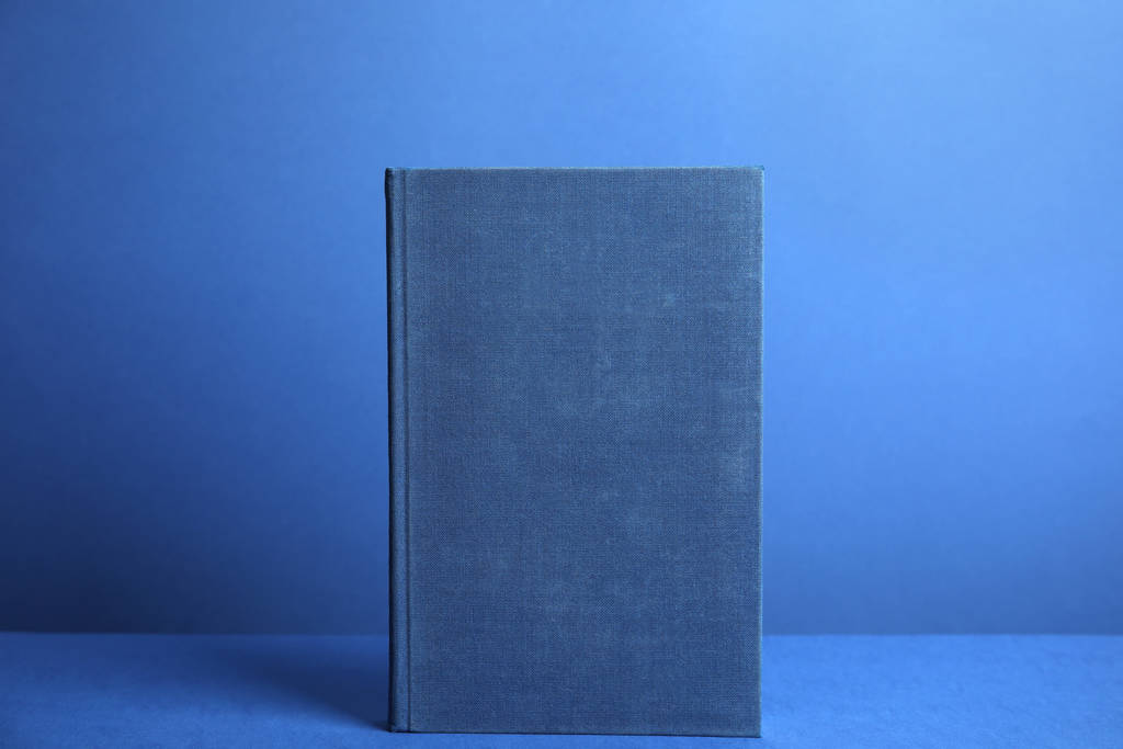 Keménykötésű könyv kék háttérrel. Tervezési hely - Fotó, kép